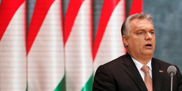 Der ungarische Premierminister Viktor Orbán spricht in ein Mikrofon Der ungarische Premierminister Viktor Orbán spricht in ein Mikrofon