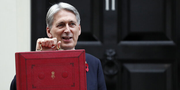 Der britische Schatzmeister Philip Hammond trägt die traditionelle „dispatch box“ Der britische Schatzmeister Philip Hammond trägt die traditionelle „dispatch box“