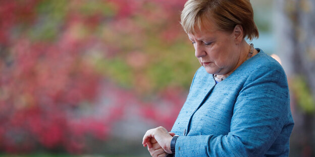 Bundeskanzlerin Angela Merkel schaut auf ihre Armbanduhr Bundeskanzlerin Angela Merkel schaut auf ihre Armbanduhr