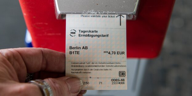Ein Fahrschein wird in einen Entwerter gesteckt. Ein Fahrschein wird in einen Entwerter gesteckt.