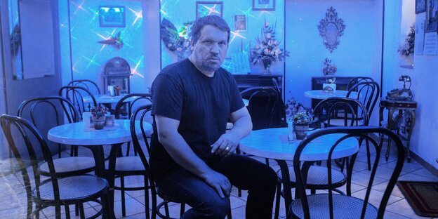 Der Musiker Rob Mazurek sitzt in einem blau beleuchteten Raum Der Musiker Rob Mazurek sitzt in einem blau beleuchteten Raum