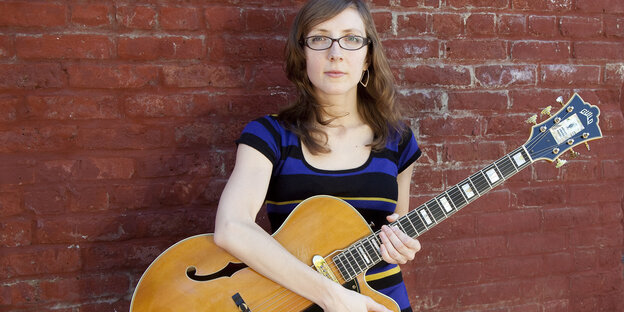 Mary Halvorson hält eine Gitarre Mary Halvorson hält eine Gitarre