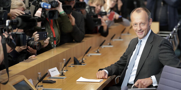 Friedrich Merz bei einer Pressekonferenz vor einer großen Gruppe Journalisten Friedrich Merz bei einer Pressekonferenz vor einer großen Gruppe Journalisten