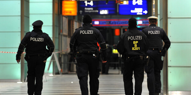 Vier Polizisten am S-Bahnhof Friedrichstraße Vier Polizisten am S-Bahnhof Friedrichstraße