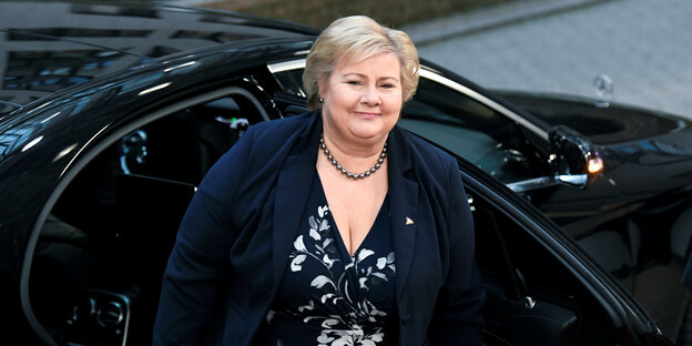 Norwegens Ministerpräsidentin Erna Solberg steigt aus einem Auto aus Norwegens Ministerpräsidentin Erna Solberg steigt aus einem Auto aus