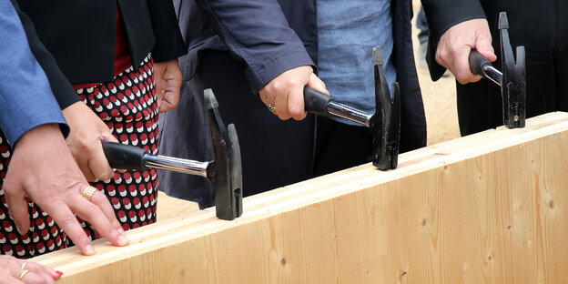 3 Hämmer auf Holz 3 Hämmer auf Holz