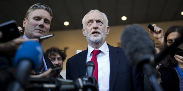 Jeremy Corbyn steht inmitten von Journalisten Jeremy Corbyn steht inmitten von Journalisten