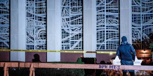 Ein Mann steht vor der Synagoge Pittsburgh Ein Mann steht vor der Synagoge Pittsburgh