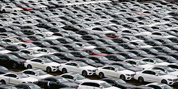 Ein Platz voller Autos. Ein Platz voller Autos.