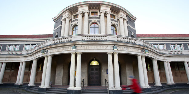 Das Hauptgebäude der Universität Hamburg. Das Hauptgebäude der Universität Hamburg.
