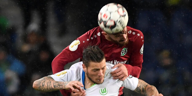 Fußballprofi Josip Elez von Hannover 96 stützt sich beim Kopfball bei einem Gegenspieler auf Fußballprofi Josip Elez von Hannover 96 stützt sich beim Kopfball bei einem Gegenspieler auf
