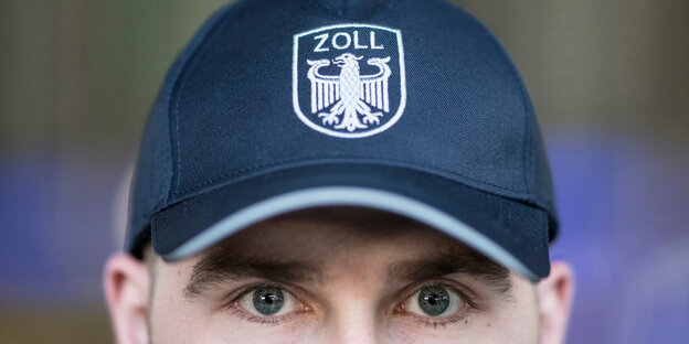 Ein Zöllner guckt in die Kamera Ein Zöllner guckt in die Kamera