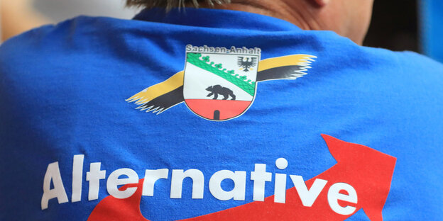 Mann im T-Shirt der AfD Sachsen-Anhalt Mann im T-Shirt der AfD Sachsen-Anhalt
