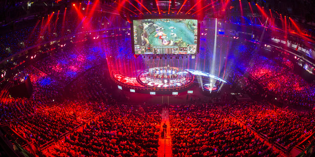 Fans sitzen am 31.10.2015 in Berlin in der Mercedes-Benz-Arena und verfolgen das WM-Finale des Computer-Spiels "League of Legends" Fans sitzen am 31.10.2015 in Berlin in der Mercedes-Benz-Arena und verfolgen das WM-Finale des Computer-Spiels "League of Legends"