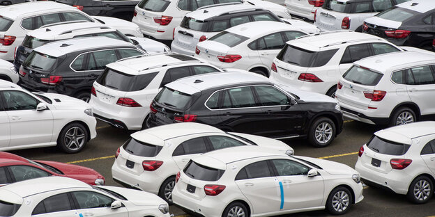 Viele Autos stehen auf einem Parkplatz