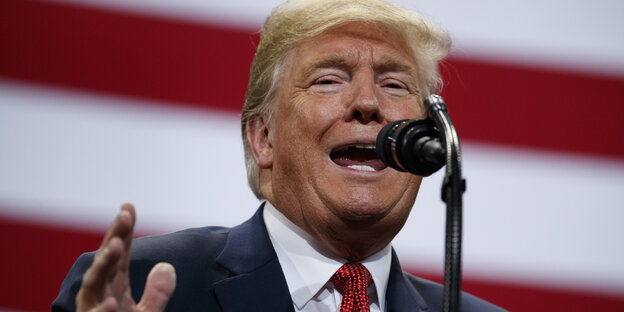 Donald Trump spricht ins Mikro Donald Trump spricht ins Mikro