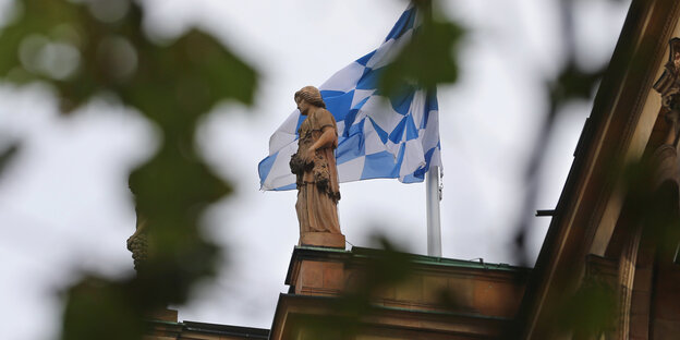 Auf dem bayerischen Landtag weht die blau-weiße Landesflagge Auf dem bayerischen Landtag weht die blau-weiße Landesflagge