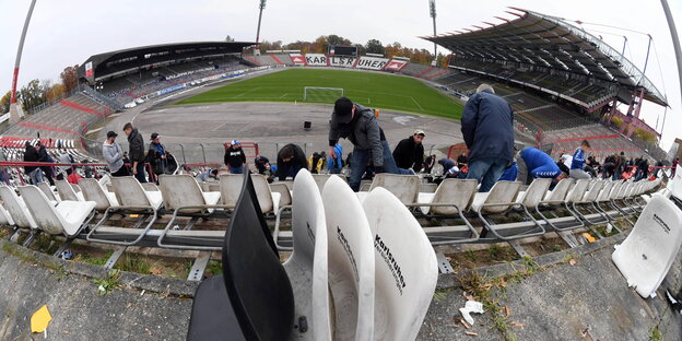 In einem Stadion werden die Sitzschalen demontiert In einem Stadion werden die Sitzschalen demontiert