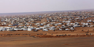 ein riesiges Zeltlager in der Sandwüste