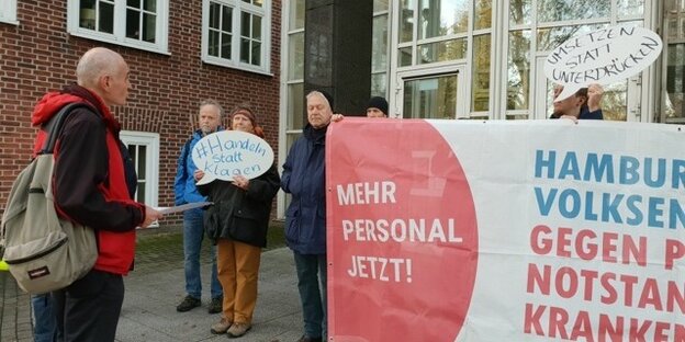 Personen stehen hinter Transparent vor dem Hamburger Arbeitsgericht Personen stehen hinter Transparent vor dem Hamburger Arbeitsgericht