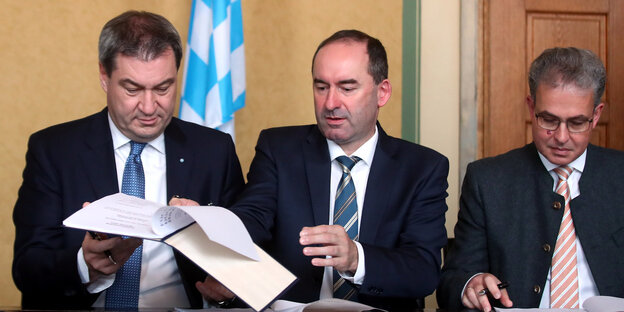 Söder und Aiwanger unterschreiben den Koalitionsvertrag von CSU und freien Wählern in Bayern Söder und Aiwanger unterschreiben den Koalitionsvertrag von CSU und freien Wählern in Bayern