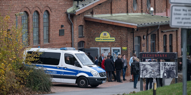 Teilnehmer des Bundeskongresses der AfD-Nachwuchsorganisation Junge Alternative stehen vor dem Bergbaumuseum in Barsinghausen.