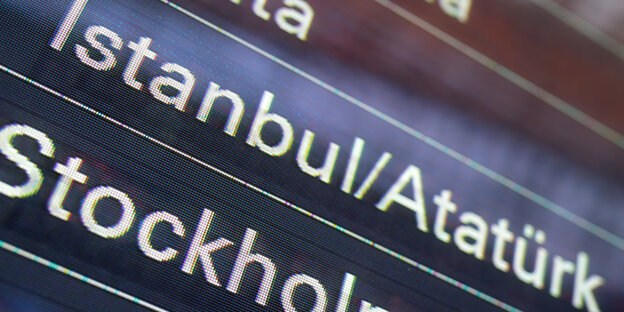 Auf einer Flughafen-Anzeigentafel steht "Istanbul/Atatürk". Auf einer Flughafen-Anzeigentafel steht "Istanbul/Atatürk".