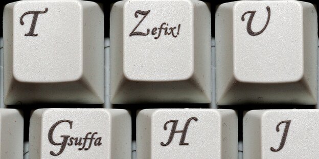 Eine Computertastatur mit bayerischen Schimpfwörtern bedruckt Eine Computertastatur mit bayerischen Schimpfwörtern bedruckt