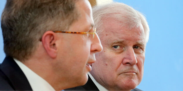 Hans-Georg Maaßen blickt zur Seite, Seehofer guckt missmutig zu ihm Hans-Georg Maaßen blickt zur Seite, Seehofer guckt missmutig zu ihm