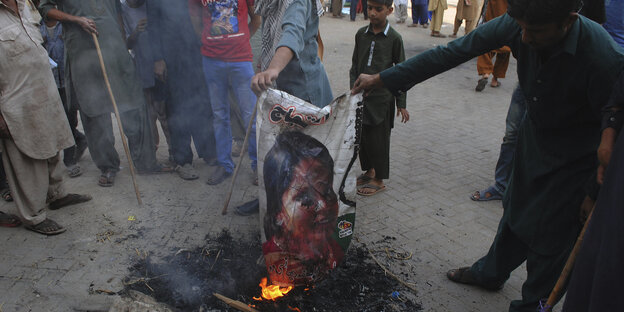 Islamisten in Pakistan verbrennen ein Bild von Asia Bibi Islamisten in Pakistan verbrennen ein Bild von Asia Bibi