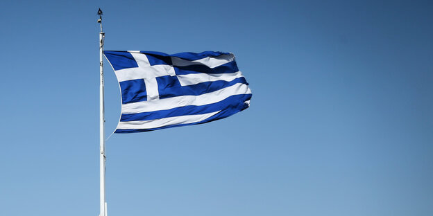 Die griechische Flagge weht im Himmel Die griechische Flagge weht im Himmel