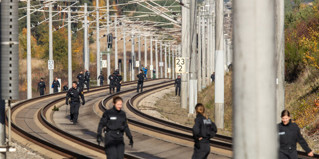 Polizeibeamte durchsuchen ein Gleiststück bei Allersleben Polizeibeamte durchsuchen ein Gleiststück bei Allersleben