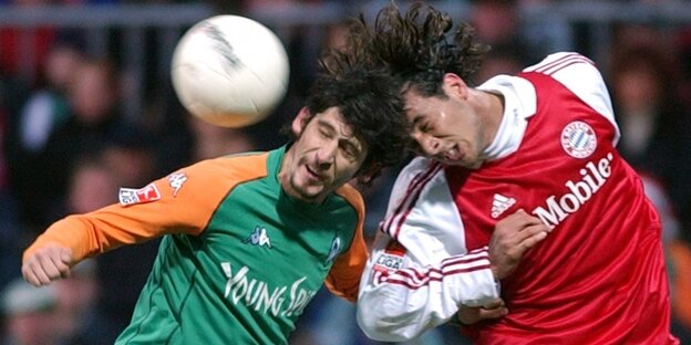 Zwei Fußballspieler kämpfen um den Ball. Zwei Fußballspieler kämpfen um den Ball.