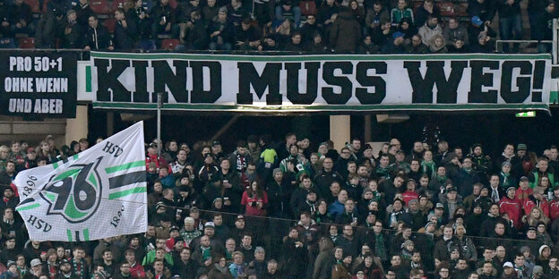 Fans zeigen im Stadion die Transparente "Pro 50+1 ohne wenn und aber" und "Kind muss weg". Fans zeigen im Stadion die Transparente "Pro 50+1 ohne wenn und aber" und "Kind muss weg".