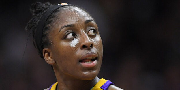 Nneka Ogwumike hat ein Pflaster unter dem Auge und schaut nach oben Nneka Ogwumike hat ein Pflaster unter dem Auge und schaut nach oben