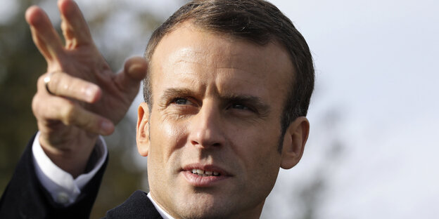 Der französische Präsident Emmanuel Macron zeigt nach vorn Der französische Präsident Emmanuel Macron zeigt nach vorn