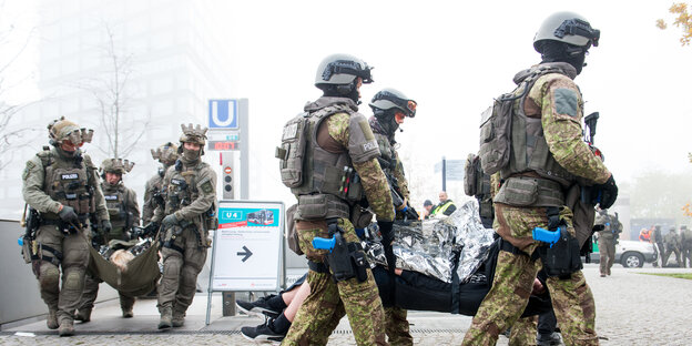 Polizisten üben die Evakuierung von Verletzten Polizisten üben die Evakuierung von Verletzten