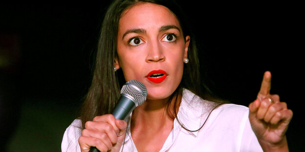 US Zwischenwahlen: Die demokratische Kandidatin Alexandria Ocasio-Cortez spricht in ein Mikrophon US Zwischenwahlen: Die demokratische Kandidatin Alexandria Ocasio-Cortez spricht in ein Mikrophon