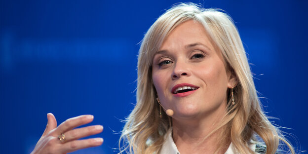 US-Schauspielerin Reese Witherspoon im Porträt vor dunkelblauem Hintergrund. US-Schauspielerin Reese Witherspoon im Porträt vor dunkelblauem Hintergrund.