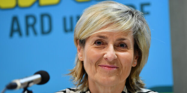 Karola Wille an einem Mikrofon Karola Wille an einem Mikrofon