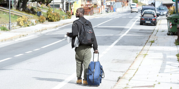 Ein Geflüchteter in Claviere, in der Nähe der französischen Grenze Ein Geflüchteter in Claviere, in der Nähe der französischen Grenze