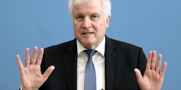 Horst Seehofer hält beide Hände mit dem Betrachter zugewandten Handflächen in die Luft Horst Seehofer hält beide Hände mit dem Betrachter zugewandten Handflächen in die Luft