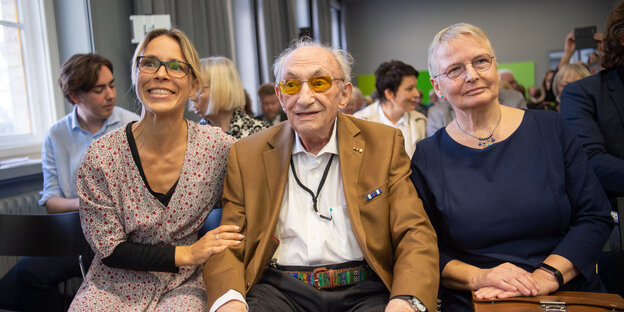 Anneke Kim Sarnau (l-r), Urgroßnichte von Hans Söhnker, Walter Frankenstein (94), Holocaust-Überlebender, und Kathrin Reiher, Tochter von Heinz Gützlaff, sitzen bei der Feierstunde in der Berliner Gedenkstätte ·Stille Helden· Anneke Kim Sarnau (l-r), Urgroßnichte von Hans Söhnker, Walter Frankenstein (94), Holocaust-Überlebender, und Kathrin Reiher, Tochter von Heinz Gützlaff, sitzen bei der Feierstunde in der Berliner Gedenkstätte ·Stille Helden·
