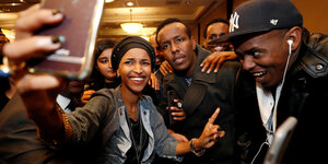 Ilhan Omar macht Selfie mit Fans Ilhan Omar macht Selfie mit Fans