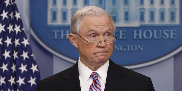 Jeff Sessions bei einer Pressekonferenz im Weißen Haus Jeff Sessions bei einer Pressekonferenz im Weißen Haus