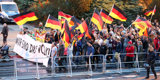 Die Bewegung "Pro Chemnitz" mit einem Banner auf dem "Wir sind das Volk" steht Die Bewegung "Pro Chemnitz" mit einem Banner auf dem "Wir sind das Volk" steht
