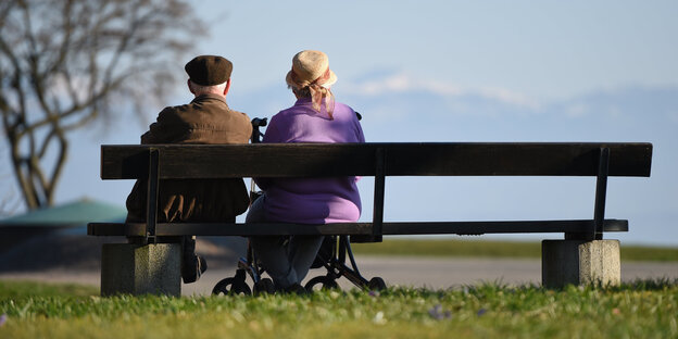 Zwei alten Menschen sitzen auf einer Parkbank Zwei alten Menschen sitzen auf einer Parkbank