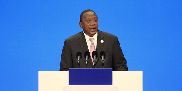 Uhuru Kenyatta , Präsident von Kenia vor Mikrofonen Uhuru Kenyatta , Präsident von Kenia vor Mikrofonen