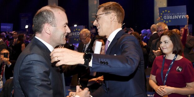 Alexander Stubb aus Finnland (r.) und Manfred Weber begrüßen sich auf dem Kongress der Europäischen Volkspartei (EVP) in Helsinki Alexander Stubb aus Finnland (r.) und Manfred Weber begrüßen sich auf dem Kongress der Europäischen Volkspartei (EVP) in Helsinki