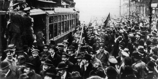 09.11.1918, Berlin: Streikende Arbeiter fülle die Straßen von Berlin 09.11.1918, Berlin: Streikende Arbeiter fülle die Straßen von Berlin